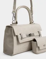 Cartera city color rosa con efecto croco, correa regulable y desmontable, manijas superiores con pouch, solapa con broche con botón para cerrado y hebilla frontal decorativa.