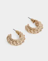 Aros tipo argolla dorados con textura trenzada.
