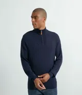 Suéter azul marino de tejido de punto liso, con cuello alto y cremallera corta.