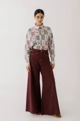 Pantalón jean color borgoña, de corte wide leg y tiro alto.