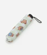 Sombrilla plegable con estampado de carpinchos en diversas poses sobre un fondo de cuadros vichy verde claro.