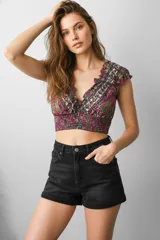 Top corto de poliéster con estampado paisley multicolor, escote en V con volados, corte ajustado, elástico en la cintura y mangas cortas.