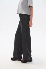 Pantalón de jean azul oscuro, de corte recto y tiro alto.