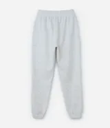 Pantalón deportivo color morado, de algodón y poliéster, con cintura elástica y bolsillos laterales.
