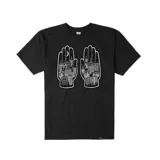 Remera negra de manga corta con cuello redondo y estampado en el frente de dos manos con un paisaje urbano en blanco y negro.