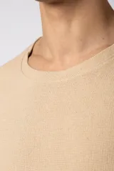 Remera negra de tejido tipo lino, corte holgado y cuello redondo. Sin estampas ni bordados.