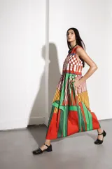 Vestido largo sin mangas con estampado abstracto en tonos rojo, blanco, verde, amarillo y azul.