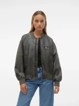 Chaqueta bomber gris de cuero sintético con cierre frontal, cuello, puños y ruedo acanalados.