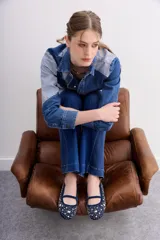 Bailarinas planas de gamuza azul marino con tira de terciopelo en el empeine. El cuerpo del zapato está completamente cubierto con apliques y bordados de perlas y cristales en tonos blancos y dorados.