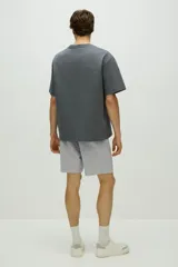 Short gris de felpa liviana de mezcla de algodón, con cintura elástica, cordón de ajuste, bolsillos al bies y bolsillo trasero.