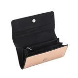 Monedero tipo sobre color beige charolado con logo Terrano en placa metálica plateada. Tiene cierre con broche imán, gran capacidad interior y bolsillo con cierre.