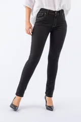 Pantalón de jean negro de corte recto, con cintura alta, bolsillos funcionales y cierre de botones.