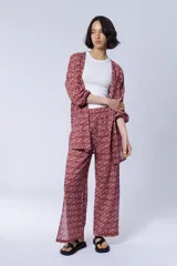 Kimono con estampado étnico en tonos rosa, rojo y blanco.