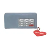 Billetera rectangular color celeste con cierre perimetral y estampado con la palabra "LOVE" repetida en el frente. Incluye llavero colgante en forma de corazón rojo con la inscripción "OREIRO LOVE".
