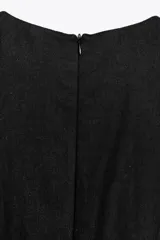 Vestido midi negro de lino con escote cuadrado, sin mangas, con botones dorados en el frente y abertura en el ruedo.