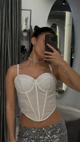 Corset blanco con breteles finos y copas armadas.