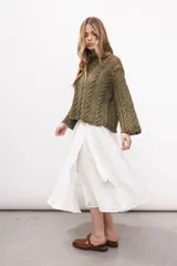 Pollera midi color beige de lino, con cintura ajustable con botón y bolsillo cargo en el lateral.