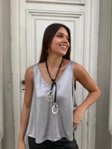 Musculosa plateada de seda brillante, talle único (llega hasta L) y corte suelto.