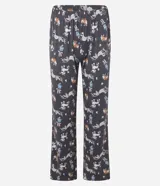 Pijama largo de poliéster y elastano, compuesto por una remera acanalada de manga corta y cuello redondo, y un pantalón largo con cintura elástica y estampado de perros deportistas.