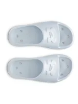 Sandalia celeste de goma con logo de Under Armour en relieve.