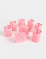 Set de ocho ruleros rosados con superficie de velcro para sujetar el pelo.