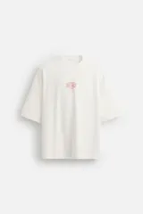Sudadera blanca de algodón con efecto lavado, corte boxy y manga corta. Presenta cuello redondo y estampado frontal y trasero en color naranja con la leyenda "Fast Race Motorcycles Division".