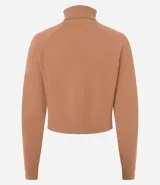 Blusa de punto color blanco, con cuello alto, manga larga y diseño liso.