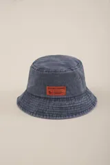 Gorro tipo bucket color azul denim con etiqueta naranja con logo de la marca Benson & Thomas.