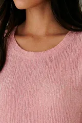 Top sin mangas color negro con textura plisada o arrugada y brillo sutil de lurex.