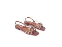 Sandalia de cuero color suela, con tiras finas y detalle frontal trenzado en colores celeste, naranja y amarillo. Pulsera ajustable con hebilla metálica y base plana con taco bajo geométrico.