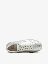 Zapatillas Veja modelo Volley, color plateado con logo lateral en beige y suela color crema.