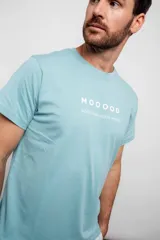 Remera verde agua con cuello redondo y estampado con texto en el pecho.