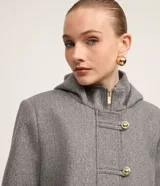 Saco gris de polivelour con capucha, cuello alto con cremallera, abotonado delantero cruzado, bolsillos delanteros y mangas largas.