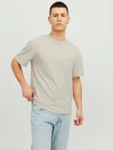 Camiseta color crema de manga corta y cuello redondo con estampado en la espalda que dice 'Originals Studio' y 'Brought to you by Org Dept. Designed in Copenhagen'.