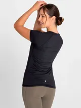 Remera deportiva de manga corta color fucsia, con cuello redondo y tecnología Aircool de secado rápido.