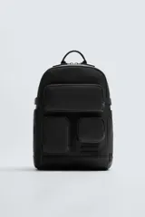 Mochila negra con acabado engomado, múltiples bolsillos frontales con cierre y bolsillos laterales. Cuenta con compartimento interior acolchado para dispositivos electrónicos de hasta 13 pulgadas, parte posterior acolchada y asas de hombro ajustables.