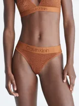 Colaless de encaje color marrón con cintura elástica y logo de Calvin Klein.