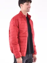 Campera acolchada color negro, con cierre frontal y diseño de corte clásico.