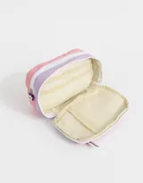 Cartuchera rectangular con divisiones internas, bolsillo frontal transparente con estampado de texto "Lucky Girl" y cierre superior con cremallera. Incluye tiracierres de silicona con logo de la marca.