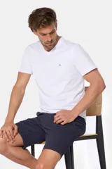 Bermuda clásica azul marino con cintura elastizada, bolsillos laterales y detalle de bolsillos traseros.