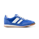 Championes deportivos azules con detalles en blanco, con suela marrón y cordones blancos.