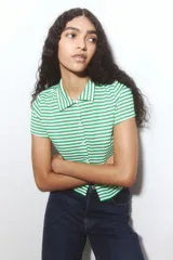 Camisa de manga corta en punto acanalado con rayas horizontales verdes y blancas, cuello clásico y botonadura frontal.