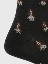 Calcetines marrones con diseño de perros blancos y marrones.
