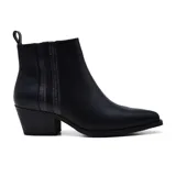 Botas cortas negras de cuero sintético, con elástico lateral, punta fina y taco bajo.