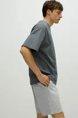 Short gris de felpa liviana de mezcla de algodón, con cintura elástica, cordón de ajuste, bolsillos al bies y bolsillo trasero.