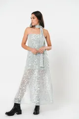 Vestido midi plateado de tul foil con forro, strapless con lazo en el cuello y tajos laterales.