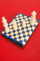 Billetera de cuero trenzado a mano con diseño de tablero de ajedrez en azul y amarillo.