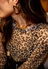 Collar dorado de cadena gruesa con eslabones ovalados.