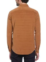 Camisa marrón de corderoy con diseño de líneas horizontales, corte slim fit, cuello abotonado, manga larga, bolsillo plaqué en el pecho y cierre frontal con botones.
