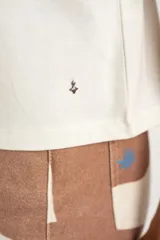 Remera negra de algodón con mangas 3/4 abullonadas con detalle de encaje calado. Corte al cuerpo.